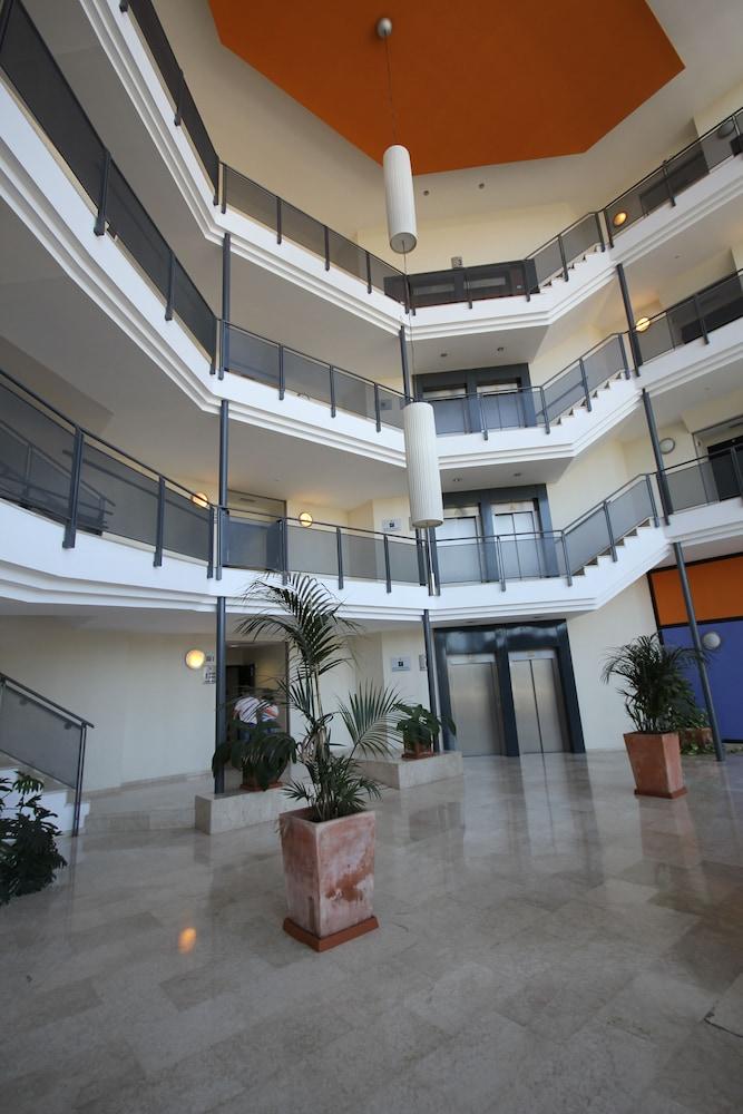 Apartamentos Vertice Sevilla Aljarafe Бормухос Екстер'єр фото